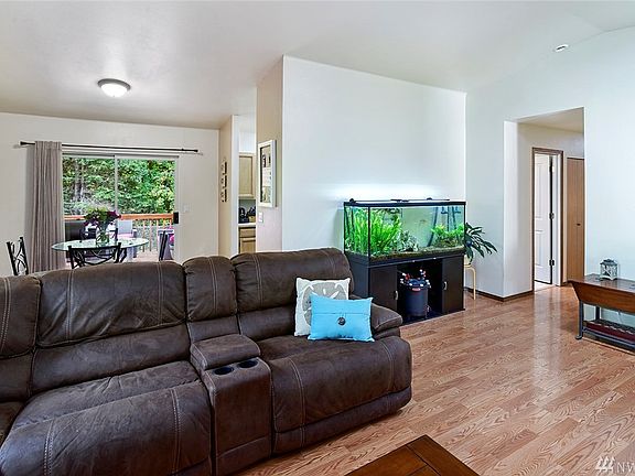 4th image of 1063 NE Shadybrook Ct