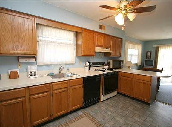 2nd image of 2385 Mount Hood Ln