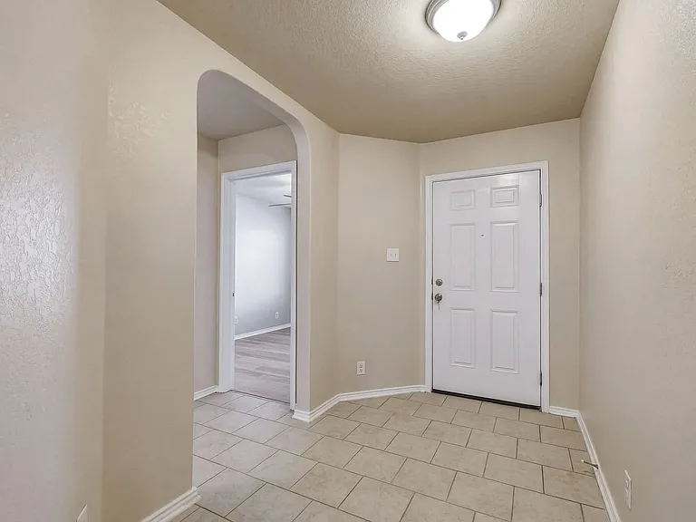 8810 Double Oak — Photo 2