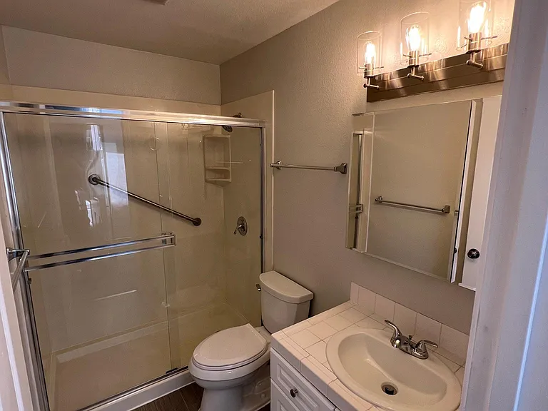 Upstairs hallway full bathroom