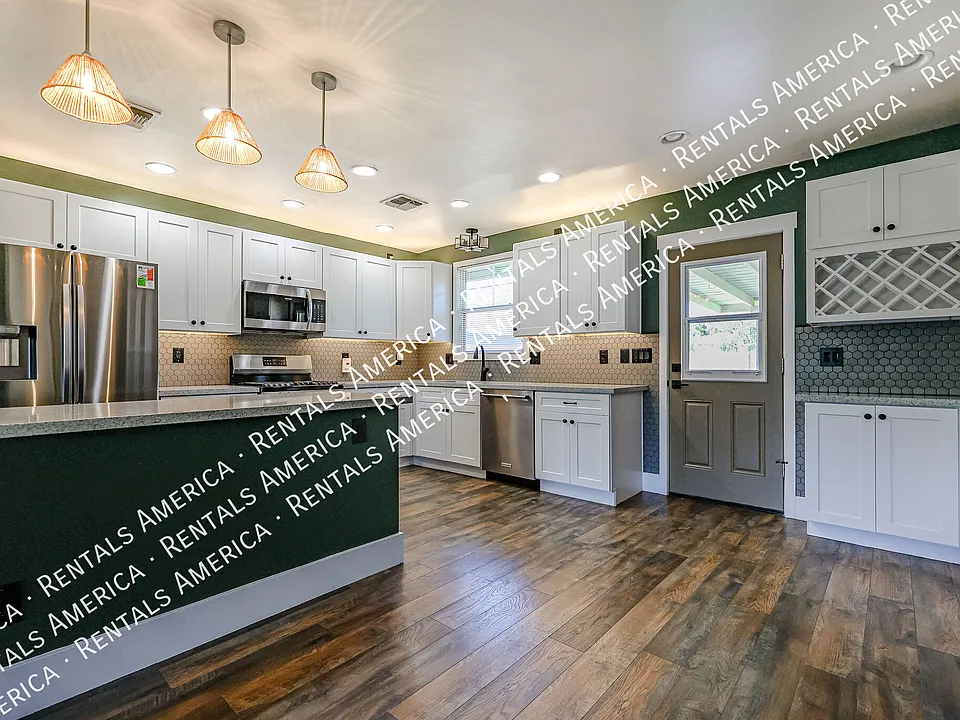 1310 W Glenrosa Ave