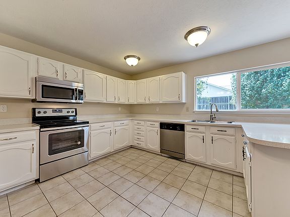 2nd image of 2409 Chinaberry Dr