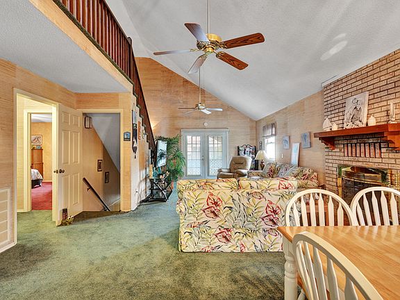 4th image of 108 SE 42nd St #20