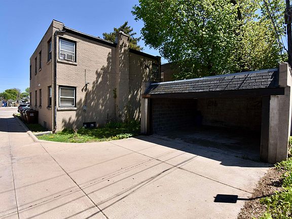 4th image of 216 Carlton Ter
