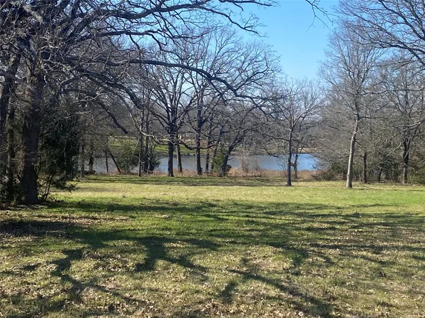 1121 Crystal Lake Dr, Wills Point, TX 75169