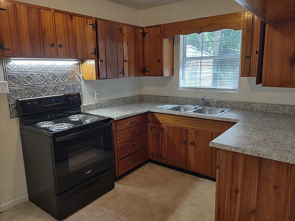 3rd image of 1011 E Madison Dr