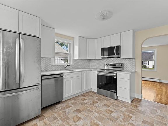 4th image of 92 Boxwood Ave