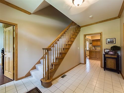 Foyer is large and
        bright