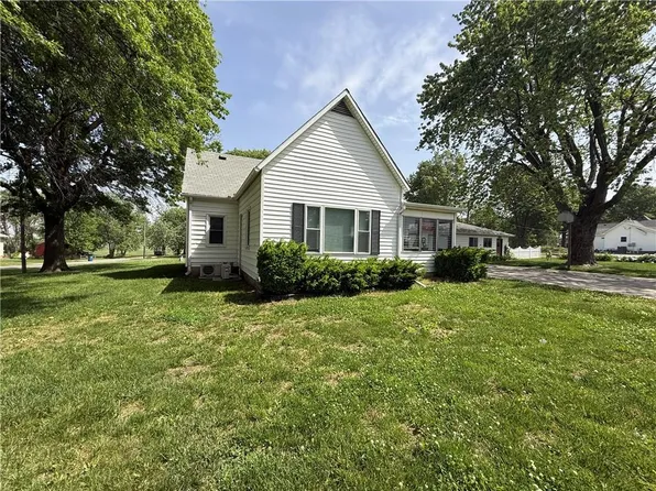 601 N Elizabeth St, Corder, MO 64021