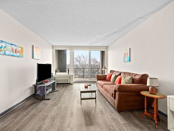 4th image of 1043 S York Rd APT 406