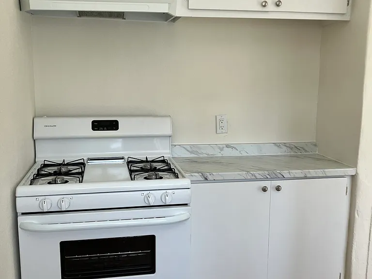 218 Glendale Blvd #3 — Photo 5