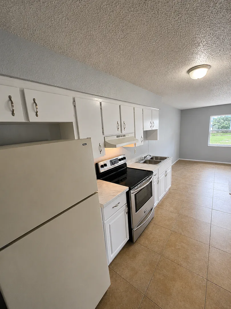 Spacious 2BR/1BA Duplex in Central Lakeland Tile Floors Throughout! — Photo 2