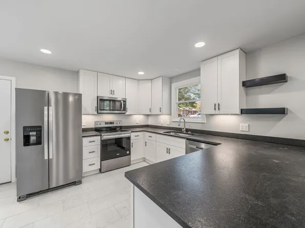 2 Charlemagne Blvd, Clarksville, TN 37042