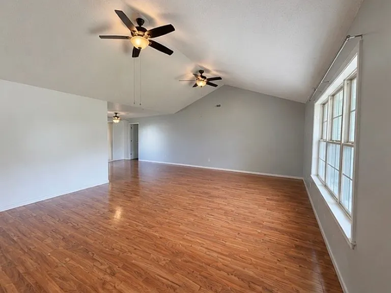 14615 Hobby Dr — Photo 3