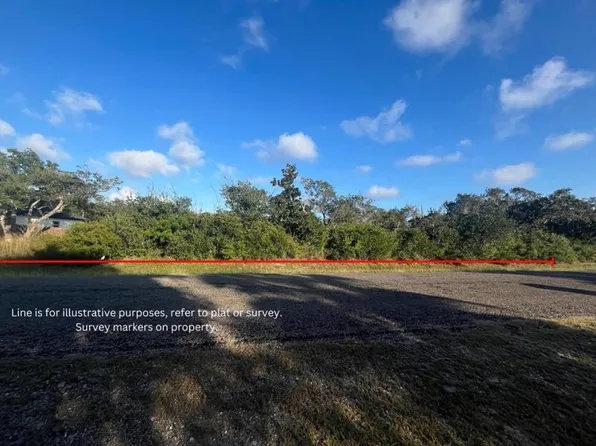 910 Redwood Ave, Rockport, TX 78382