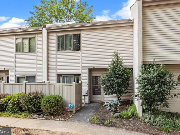 3rd image of 17 Twin Brooks Dr