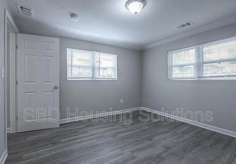 805 E Albert Ave — Photo 3