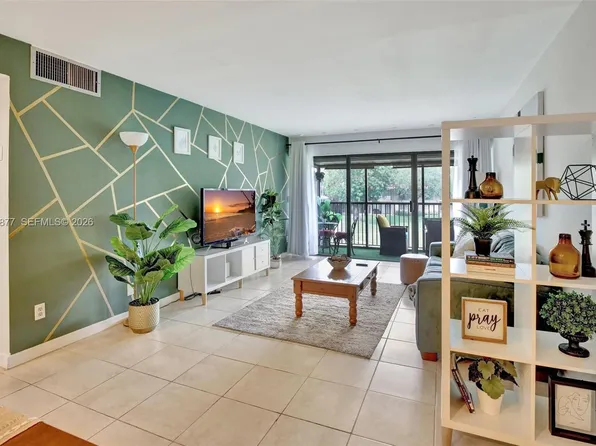 5821 Washington St APT 30, Hollywood, FL 33023