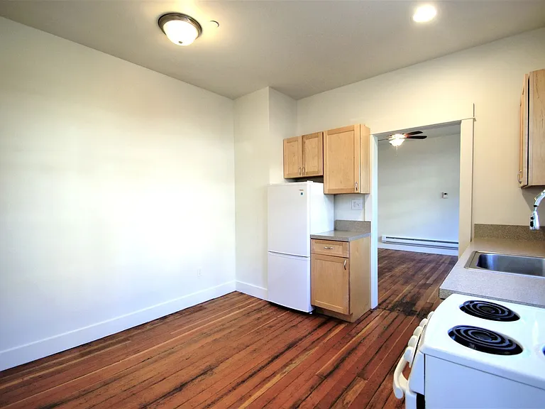 2046 Franklin Ave E — Photo 4