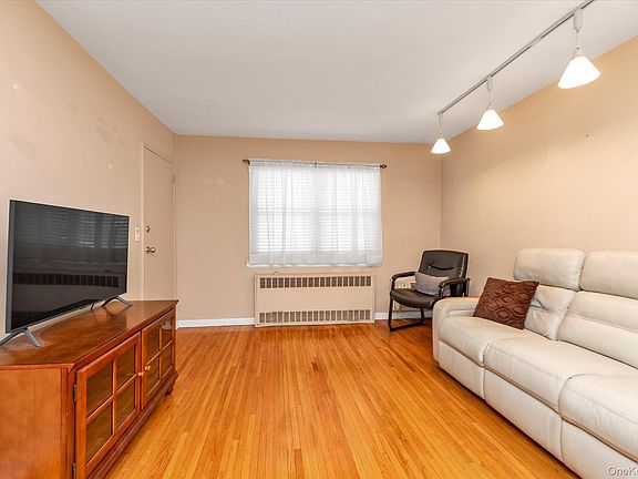 2nd image of 415 Merrick Road #1L