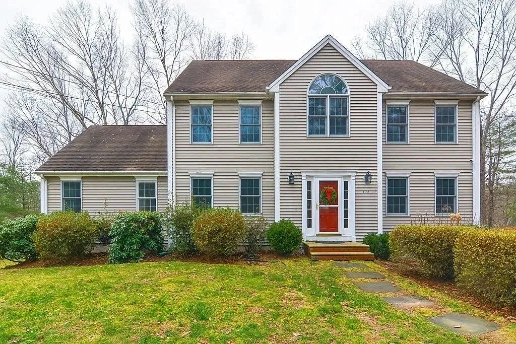 4 bed, 2.5 bath, 2682 sqft, $4,500 — Photo 1