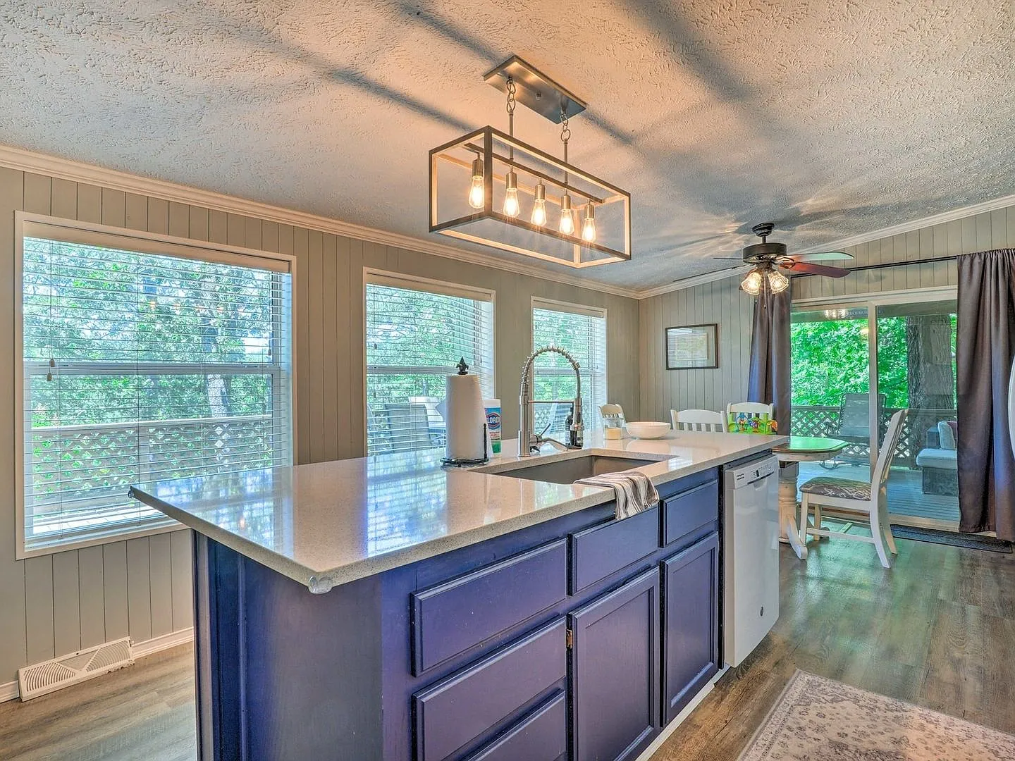 Fully Furnished, Beaver Lake Area 3 bed 2 bath home, Large Deck, Fenced in Yard — Photo 3