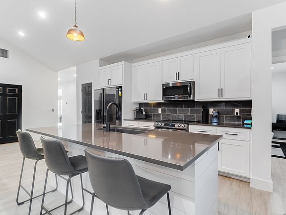 5th image of 629 ASPEN LN