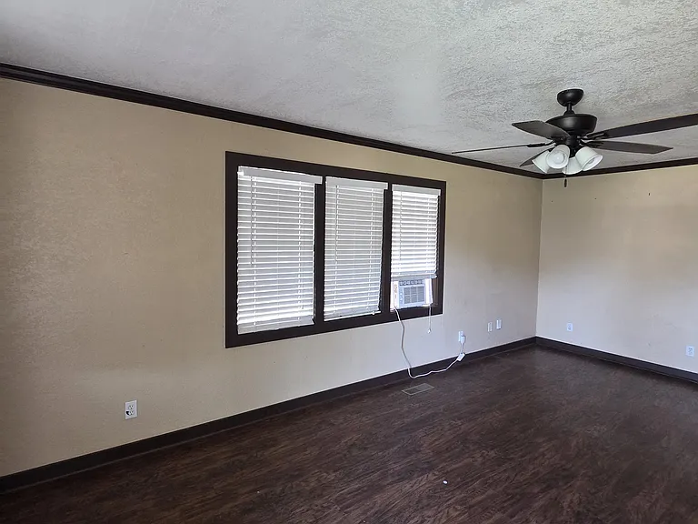 215 E Myrtle Dr — Photo 3