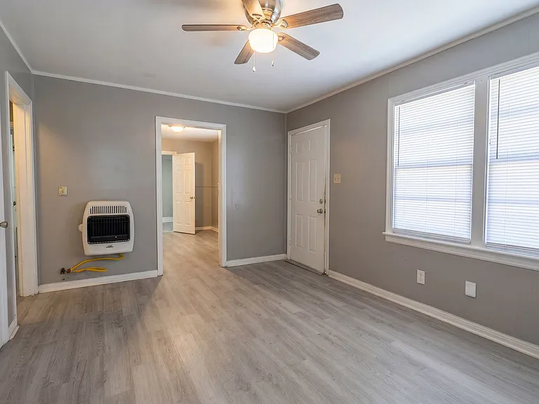 1148 Dudley Ln — Photo 2