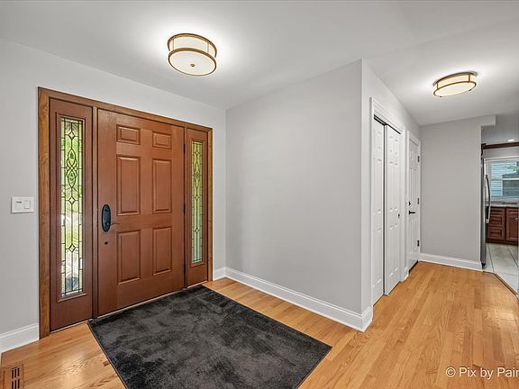 5th image of 725 N Vista Dr