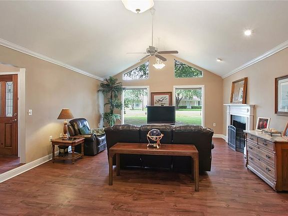 3rd image of 2629 Lorraine Ln