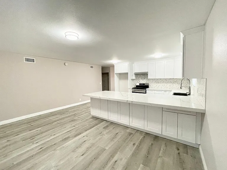 801 E Hood Ave — Photo 5