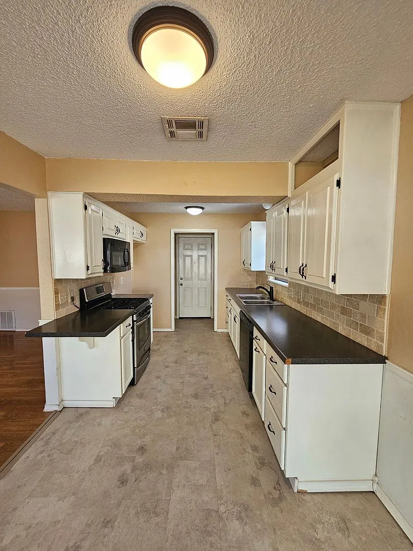 (3) Bed/(2) Bath in Eagle Cliff Addition! Pets Negotiable! — Photo 4