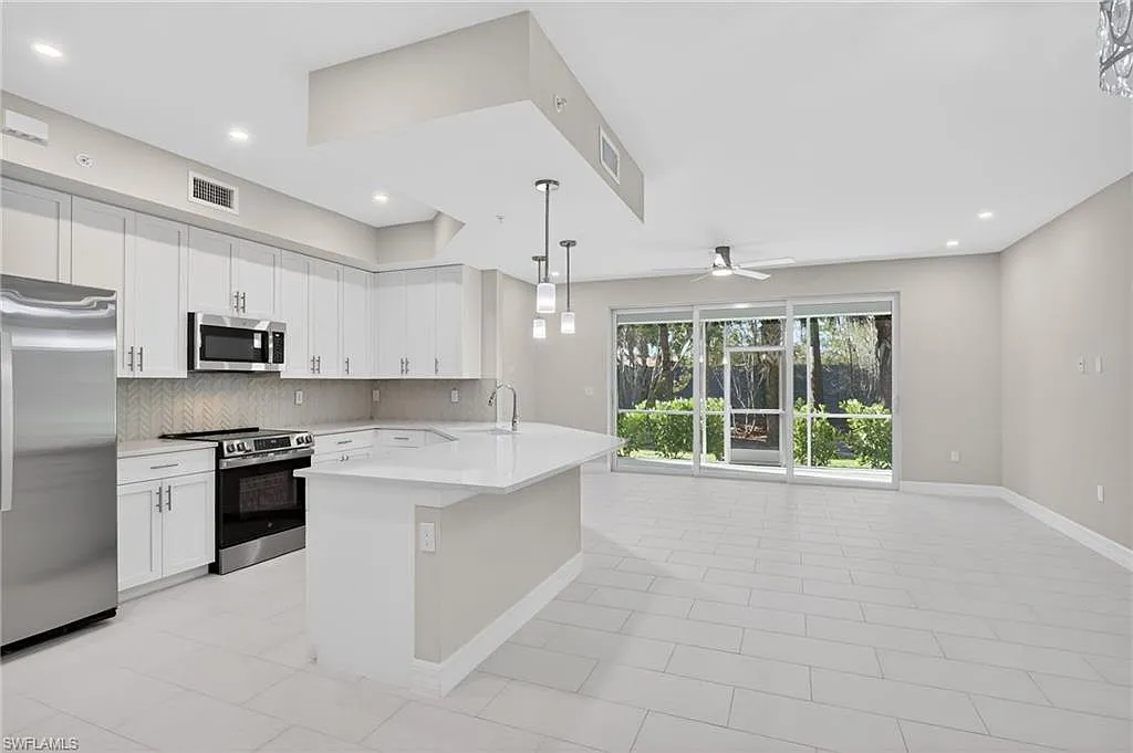 286 Indies Dr E — Photo 2