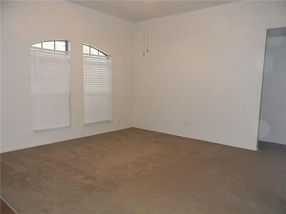 3rd image of 10621 Flamewood Dr