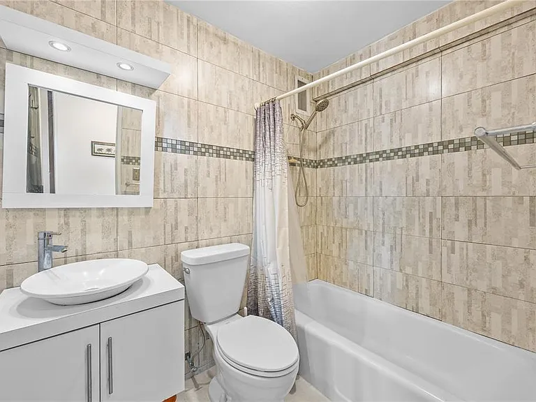 1035 Avenue Ashford #302 — Photo 13