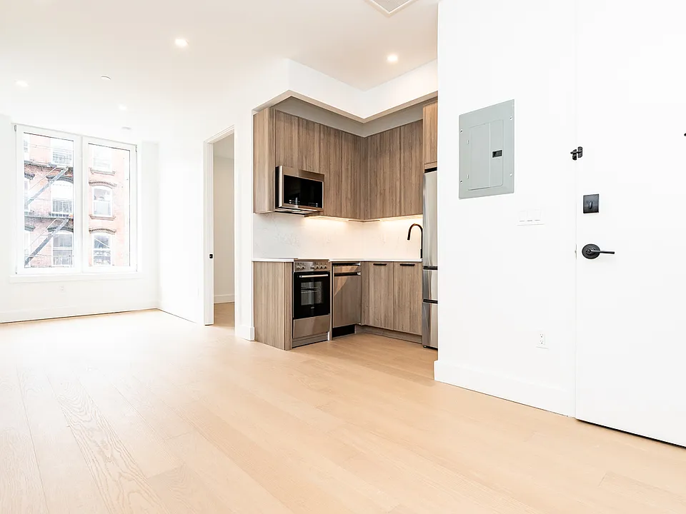 107 S 6th St #3G