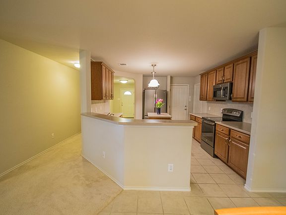 5th image of 910 Magnolia Hl