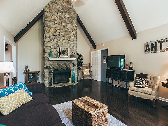 3rd image of 1069 Lakeland Dr
