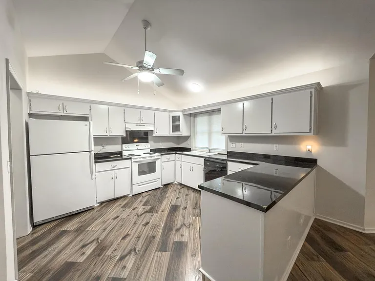 410 W 1st North St — Photo 3