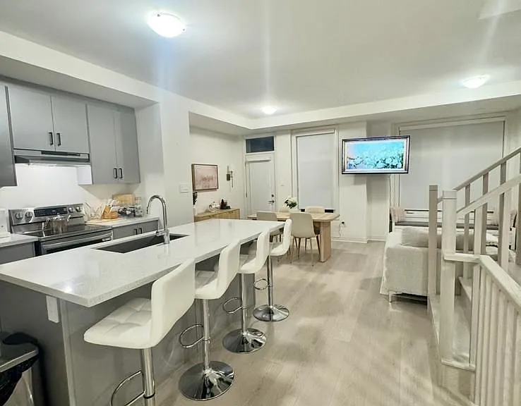 37 Brandon Cres — Photo 3