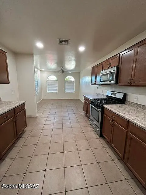 3 bed, 2.0 bath, 1376 sqft, $1,675 — Photo 3