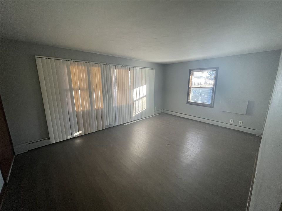 2nd image of 2916 Halsted Rd APT 1