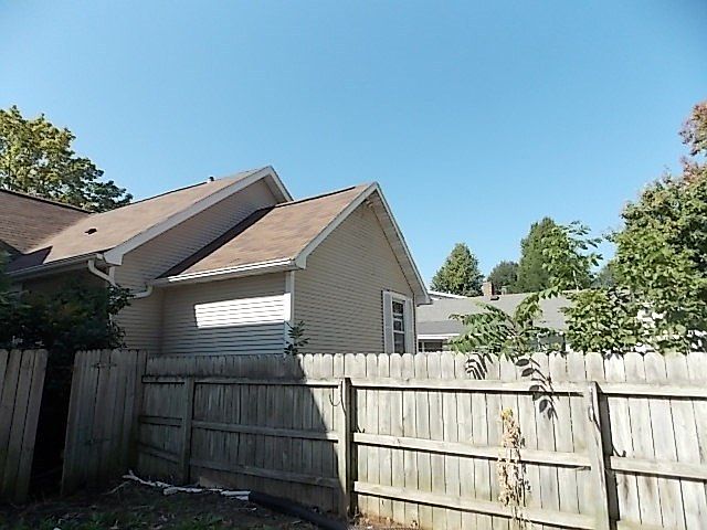 2nd image of 1219 Stuart St