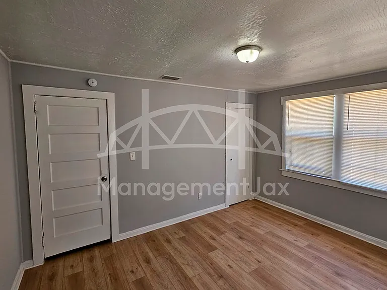 2040 W 15th St — Photo 7