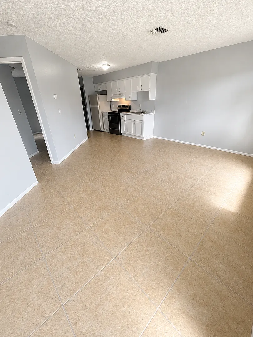 Spacious 2BR/1BA Duplex in Central Lakeland Tile Floors Throughout! — Photo 3
