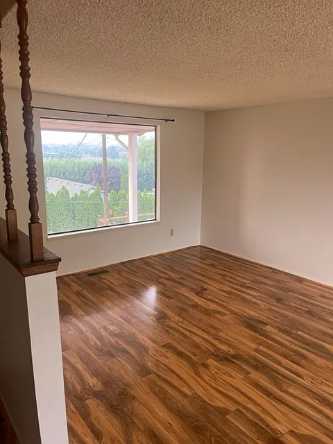 7 bed, 2936 sqft, $2,100 — Photo 2