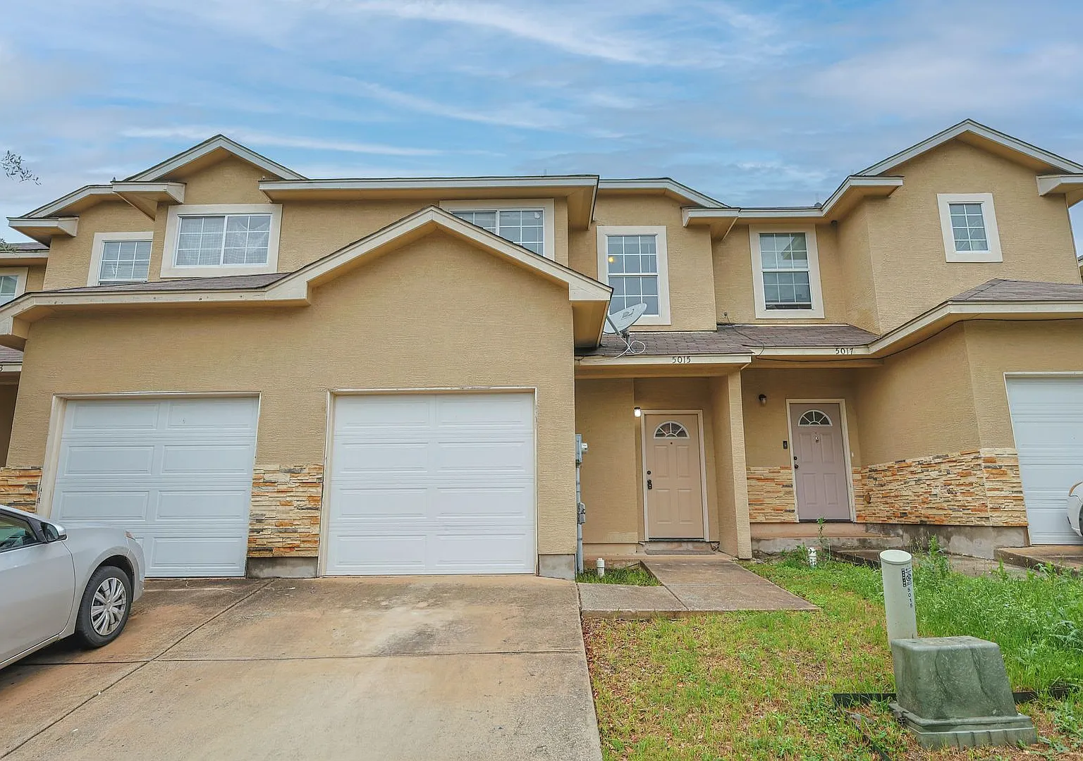 3 Bed 2.5 Townhome near Bandera & I-410 — Photo 1