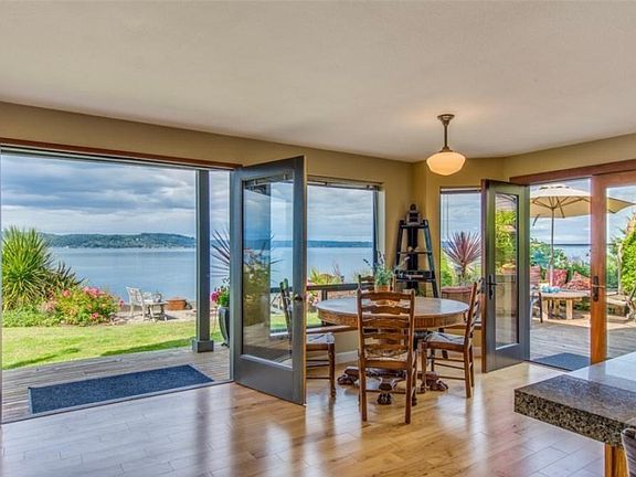 Open main living/dining