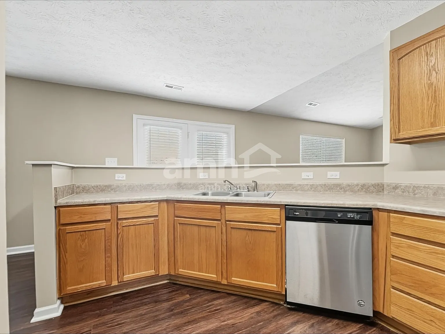 3 bed, 2.0 bath, 1500 sqft, $2,340 — Photo 4
